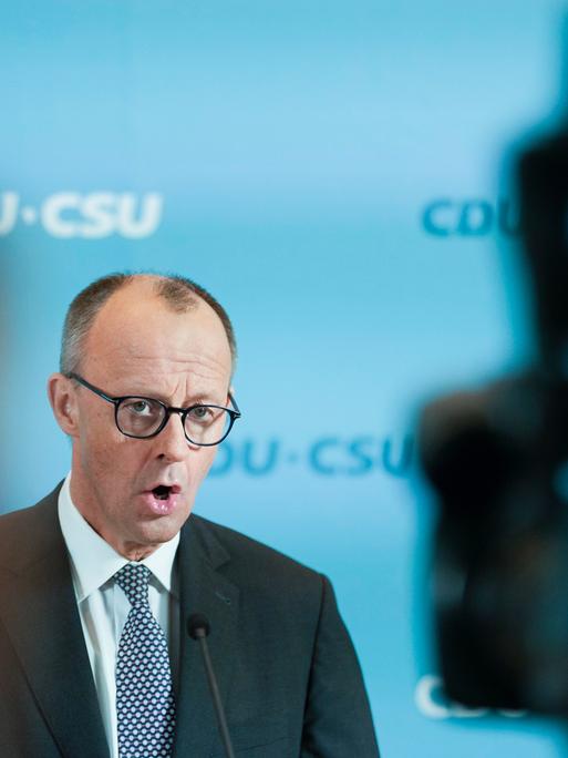 Friedrich Merz, Vorsitzender der CDU, spricht zu den Medien vor einer Fraktionssitzung im Bundestag in Berlin, Deutschland, Dienstag, 25. Februar 2025. 