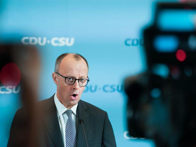 Friedrich Merz, Vorsitzender der CDU, spricht zu den Medien vor einer Fraktionssitzung im Bundestag in Berlin, Deutschland, Dienstag, 25. Februar 2025. 