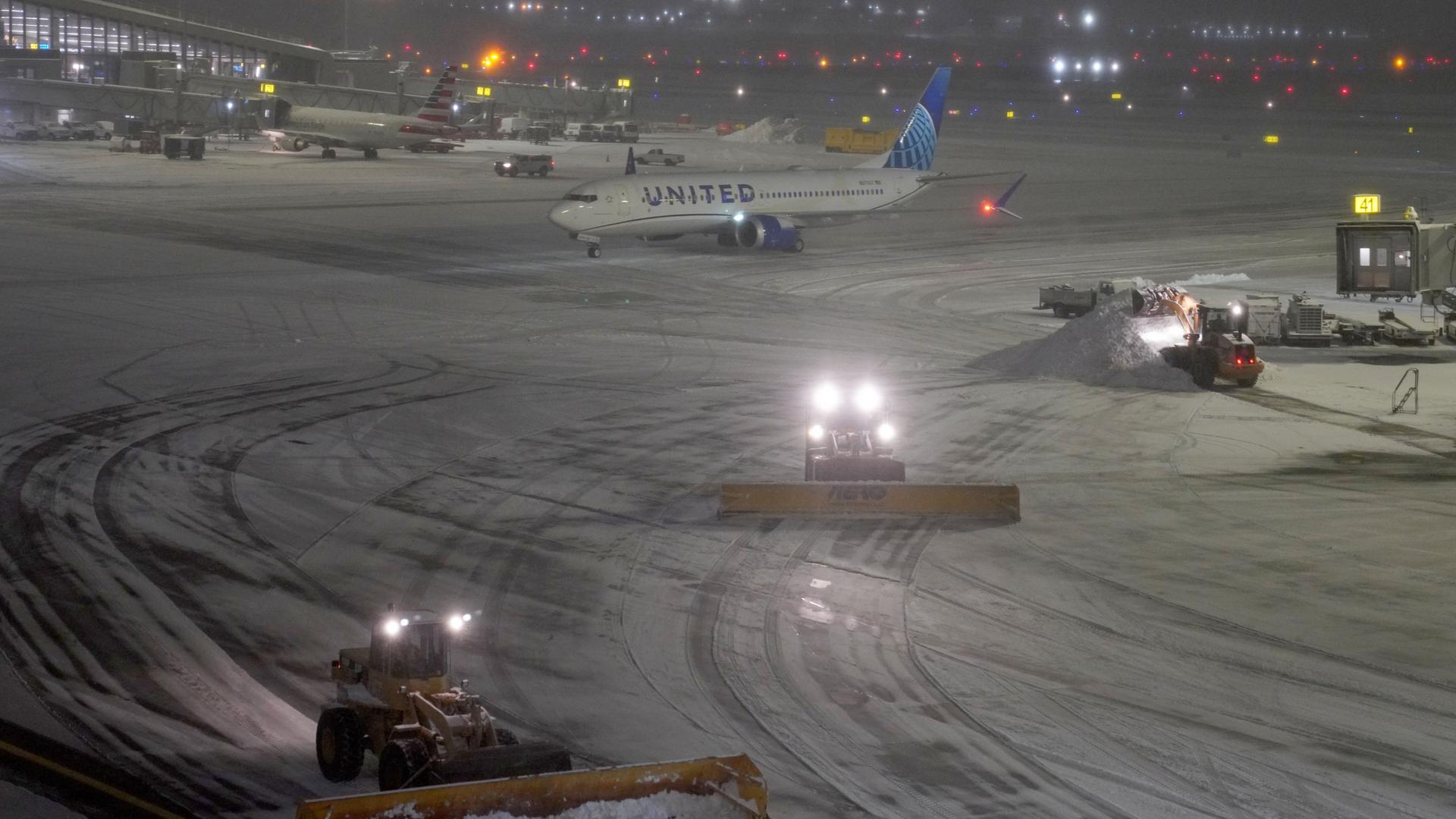 Schneepflüge räumen nachts das Vorfeld auf dem LaGuardia Airport.