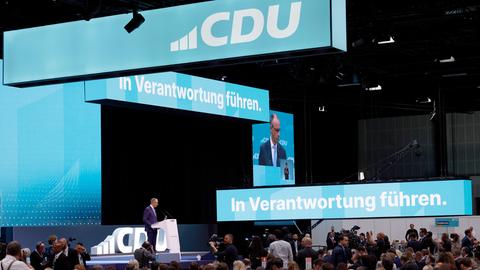 Berlin: Friedrich Merz, CDU-Bundesvorsitzender, spricht beim CDU-Bundesparteitag. Beim Parteitag der Union wird die Führungsspitze neu gewählt und ein neues Grundsatzprogramm beschlossen. 