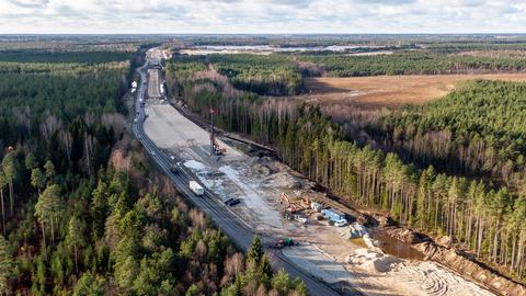 Luftaufnahme eines Bauabschnitts des Infrastrukturprojekts Rail Baltica quer durch baltische Waldlandschaft in der Nähe von Tallin im Herbst 2019. Luftaufnahme eines Bauabschnitts des Infrastrukturprojekts Rail Baltica quer durch baltische Waldlandschaft in der Nähe von Tallin im Herbst 2019.