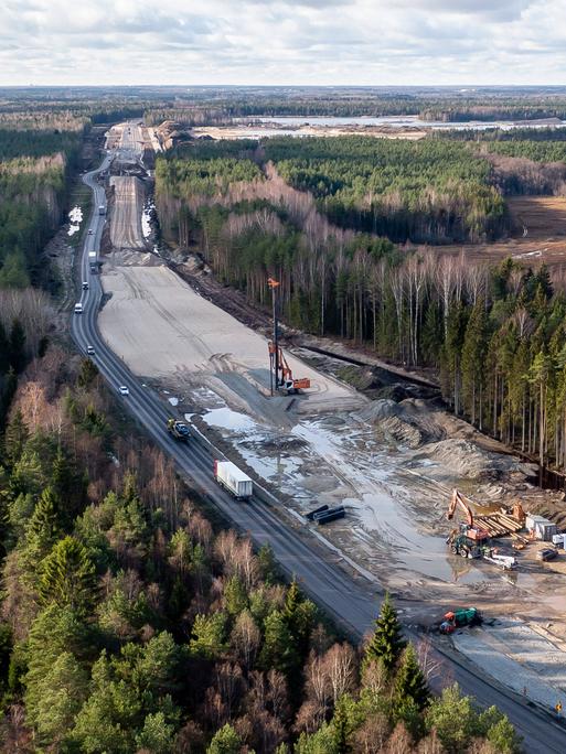 Luftaufnahme eines Bauabschnitts des Infrastrukturprojekts Rail Baltica quer durch baltische Waldlandschaft in der Nähe von Tallin im Herbst 2019.