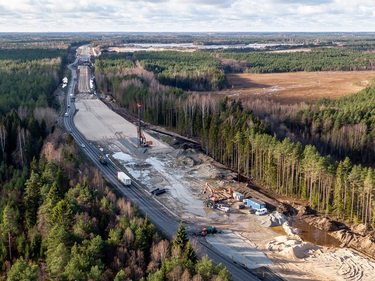 Luftaufnahme eines Bauabschnitts des Infrastrukturprojekts Rail Baltica quer durch baltische Waldlandschaft in der Nähe von Tallin im Herbst 2019.
