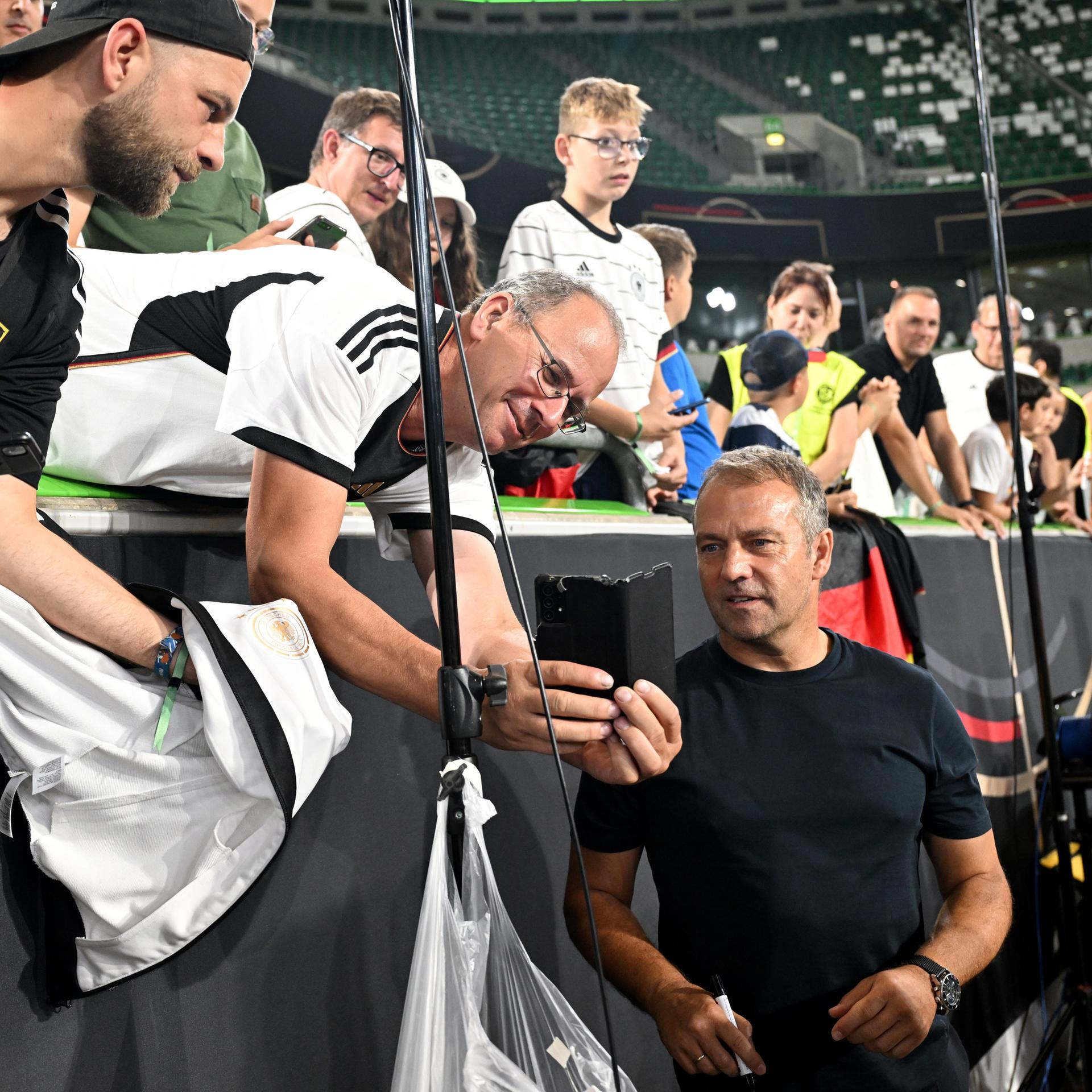 Bundestrainer Hansi Flick wird nach dem Spiel Deutschland:Japan von einem Fan fotografiert. 