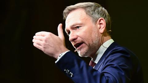 Christian Lindner, Bundesvorsitzender der FDP, spricht beim Dreikönigstreffen der FDP im Opernhaus in Stuttgart, er trägt einen dunkelblauen Anzug, eine rotblau gemusterte Krawatte und gestikuliert mit der rechten Hand. Aufnahme vom 06.01.2024