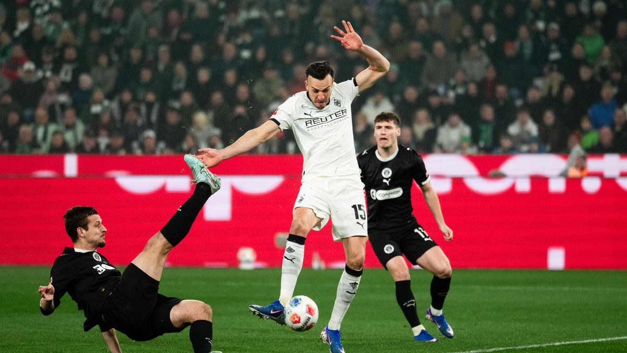 Der Gladbacher Haris Tabakovic setzt sich gegen zwei Spieler vom FC. St. Pauli durch.