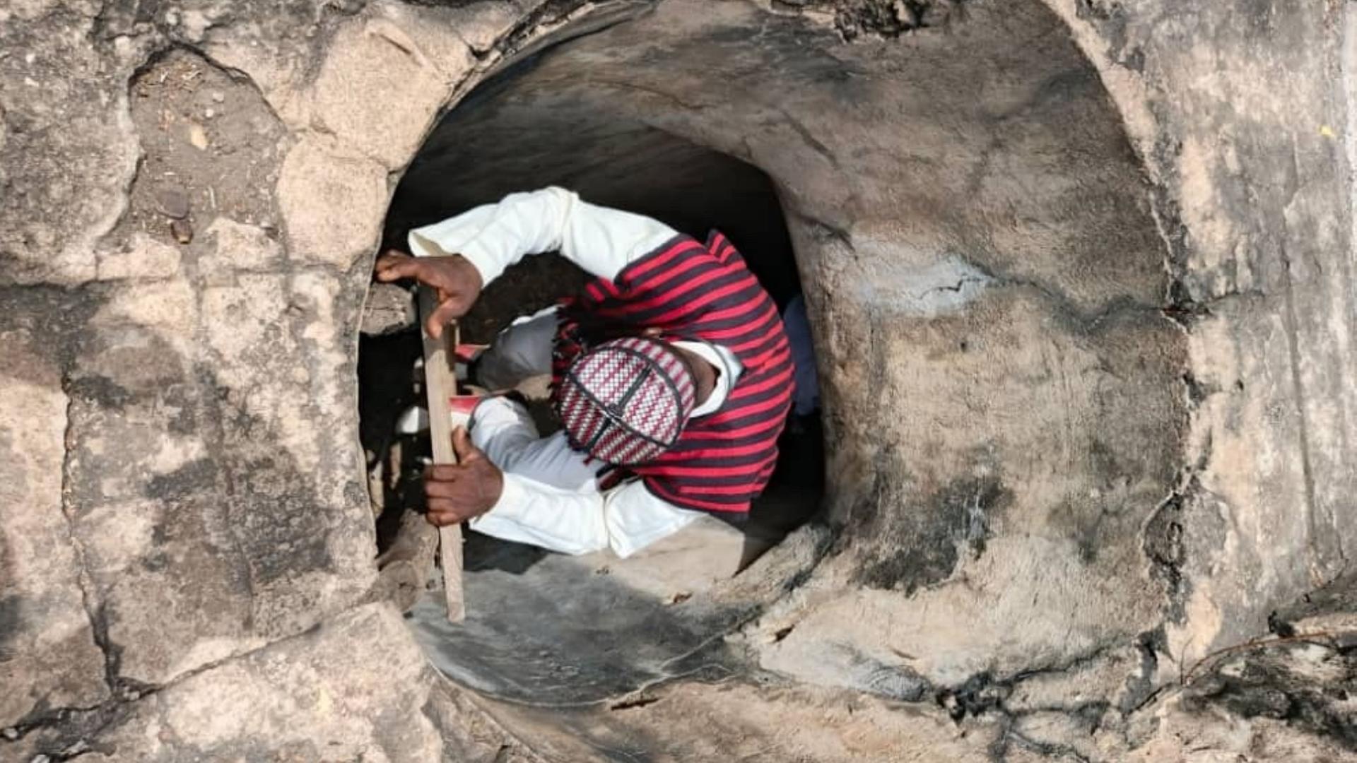 In Kamina (Togo) steigt Samoudine Coubadja in einen Schacht der ehemaligen deutschen Funkstation. In Kamina (Togo) steigt Samoudine Coubadja in einen Schacht der ehemaligen deutschen Funkstation.