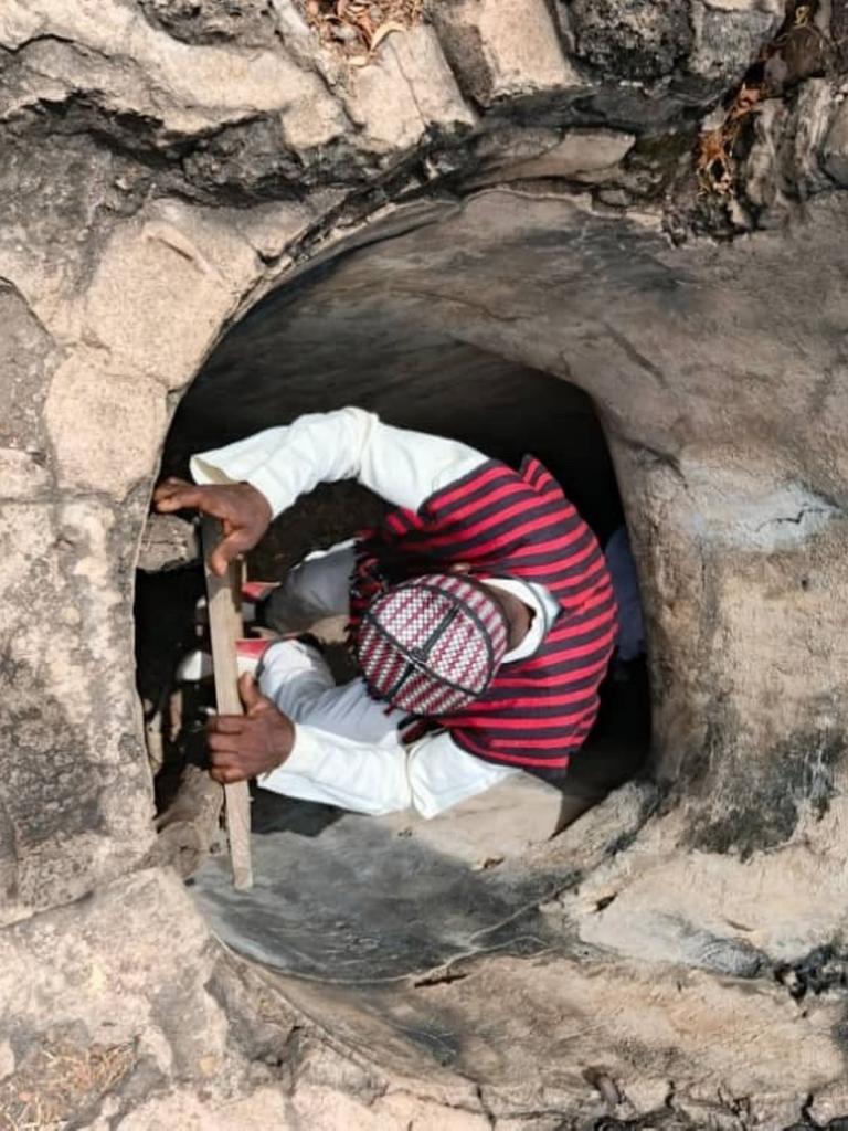 In Kamina (Togo) steigt Samoudine Coubadja in einen Schacht der ehemaligen deutschen Funkstation.