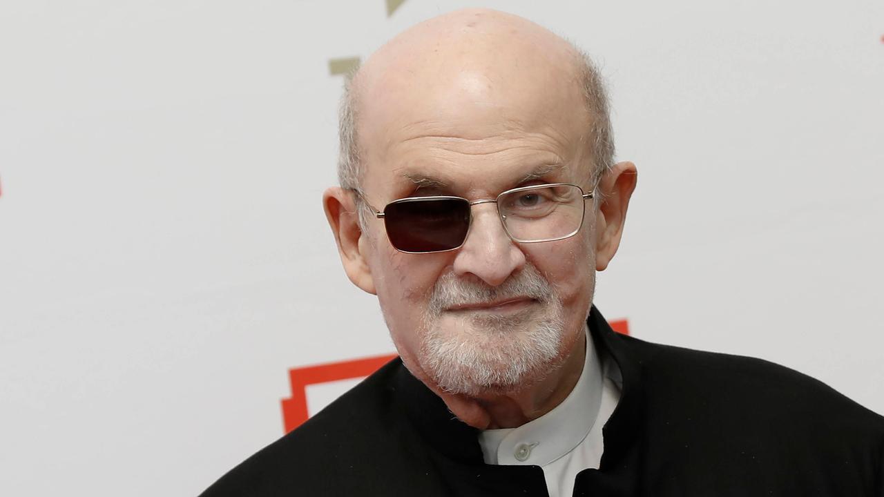 Salman Rushdie. Ein älterer Herr mit Brille. Salman Rushdie. Ein älterer Herr mit Brille.