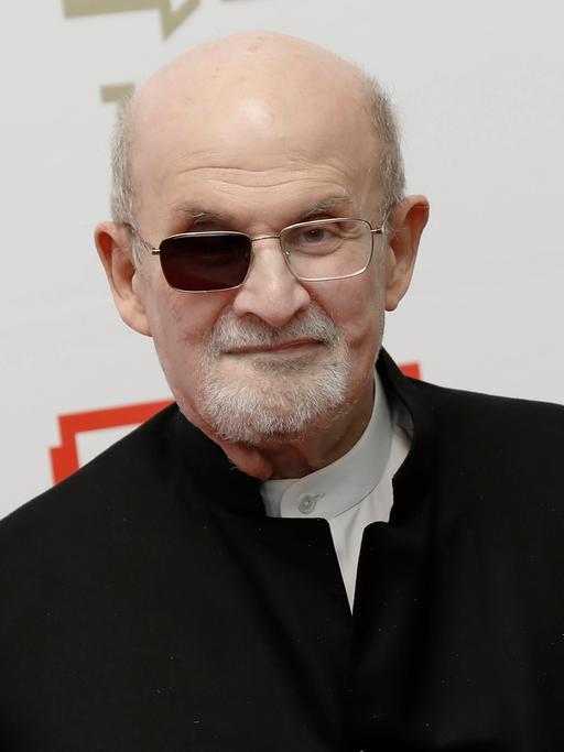 Salman Rushdie. Ein älterer Herr mit Brille. 
