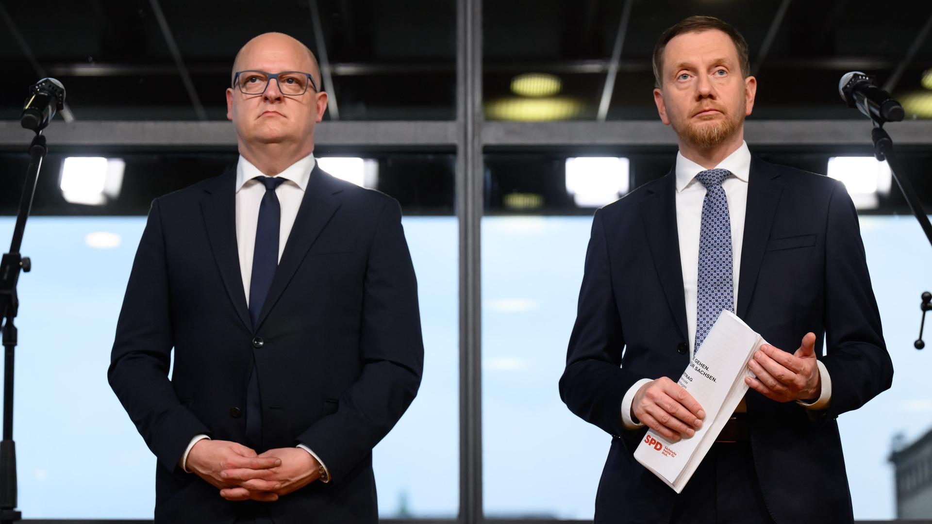 Henning Homann (l), Co-Vorsitzender der SPD in Sachsen, und Michael Kretschmer (CDU), Ministerpräsident von Sachsen, stellen im Landtag den Koalitionsvertrag zwischen CDU und SPD vor. 