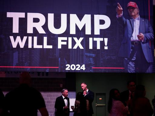 Unterstützer nehmen an einer Wachparty für den republikanischen Präsidentschaftskandidaten und ehemaligen Präsidenten Donald Trump im Palm Beach County Convention Center in West Palm Beach, Florida, teil. 