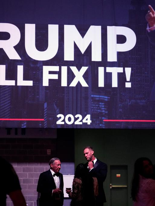 Unterstützer nehmen an einer Wachparty für den republikanischen Präsidentschaftskandidaten und ehemaligen Präsidenten Donald Trump im Palm Beach County Convention Center in West Palm Beach, Florida, teil. 