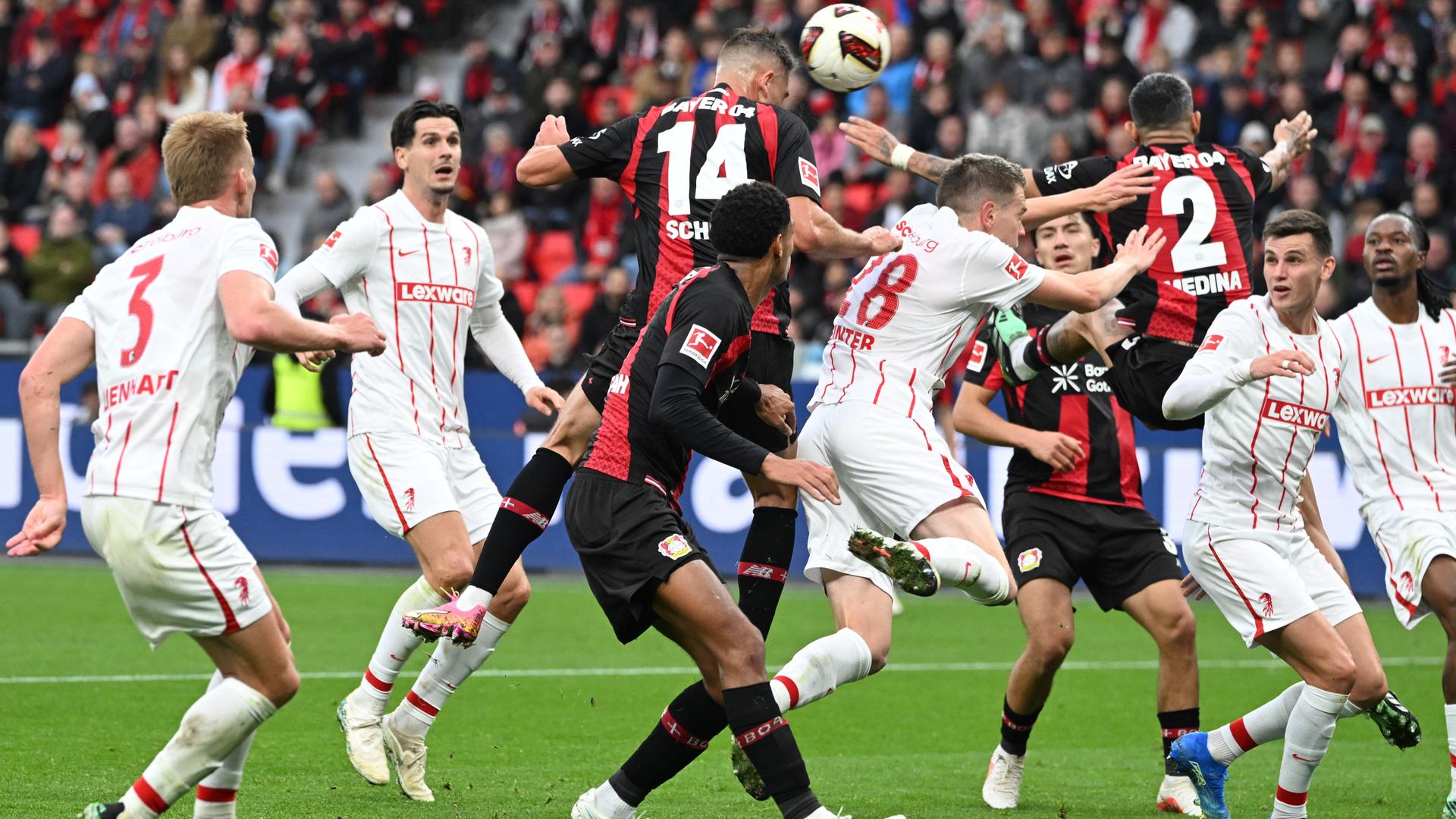 Patrik Schick von Bayer Leverkusen und Matthias Ginter vom SC Freiburg liefern sich ein Kopfball-Duell.
      