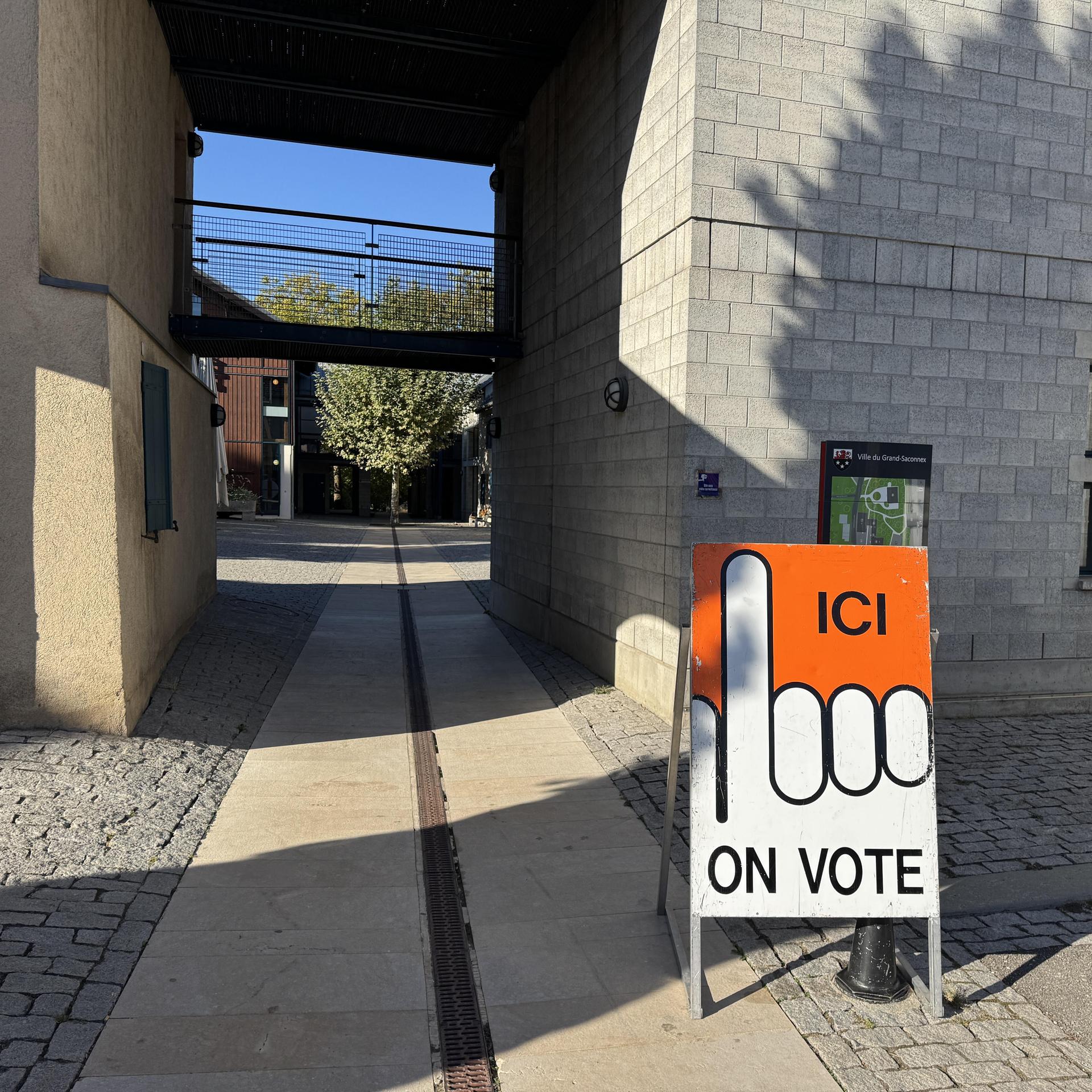 Ein Hinweisschild zeigt den Weg zu einem Wahllokal in Genf.