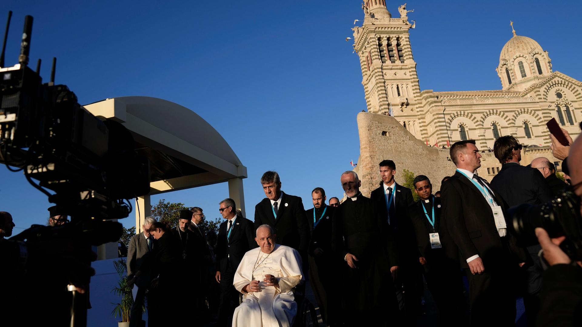 Papst Franziskus bei einer Gedenkfeier für Flüchtlinge vor der Basilika Notre Dame de la Garde in Marseille