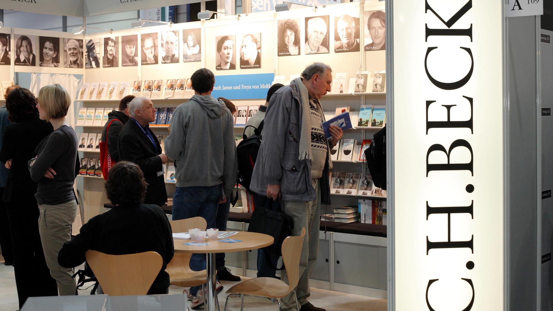 Ein Messestand von C.H. Beck auf der Leipziger Buchmesse im Jahr 2011.