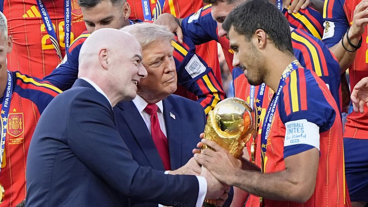US-Präsident Donald Trump (Mitte) und FIFA-Präsident Gianni Infantino (links) überreichen Rodri (rechts), dem Kapitän der  Spanier, nach dem 1:0-Sieg über Argentinien im New Jersey Stadium in East Rutherford, New Jersey, den goldenen Siegerpokal.
