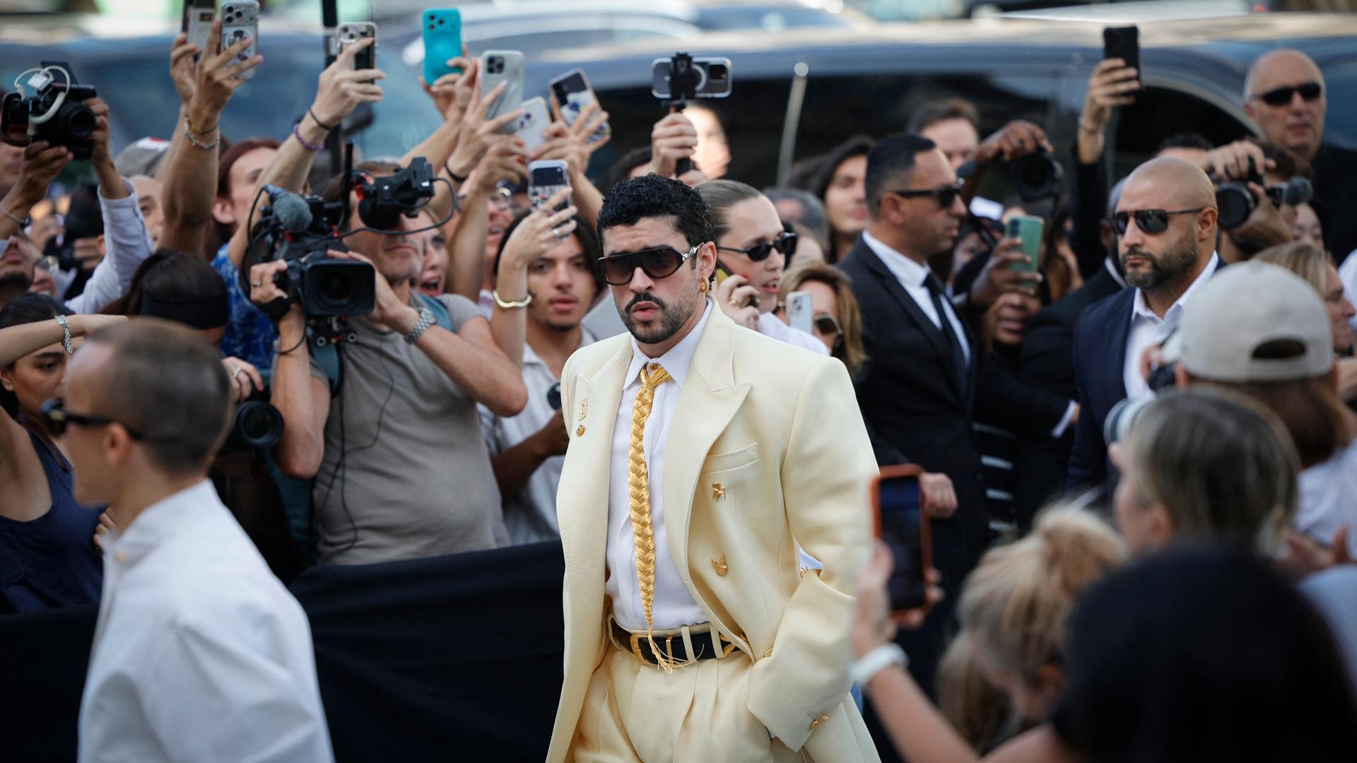 Der puertorikanische Sänger Bad Bunny trifft im Rahmen der Pariser Modewoche zur Präsentation der Schiaparelli-Haute-Couture-Kollektion für Damen Herbst/Winter 2026–2027 ein. Der puertorikanische Sänger Bad Bunny trifft im Rahmen der Pariser Modewoche zur Präsentation der Schiaparelli-Haute-Couture-Kollektion für Damen Herbst/Winter 2026–2027 ein.