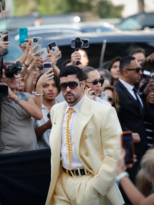Der puertorikanische Sänger Bad Bunny trifft im Rahmen der Pariser Modewoche zur Präsentation der Schiaparelli-Haute-Couture-Kollektion für Damen Herbst/Winter 2026–2027 ein.