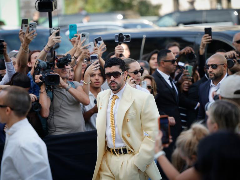 Der puertorikanische Sänger Bad Bunny trifft im Rahmen der Pariser Modewoche zur Präsentation der Schiaparelli-Haute-Couture-Kollektion für Damen Herbst/Winter 2026–2027 ein.