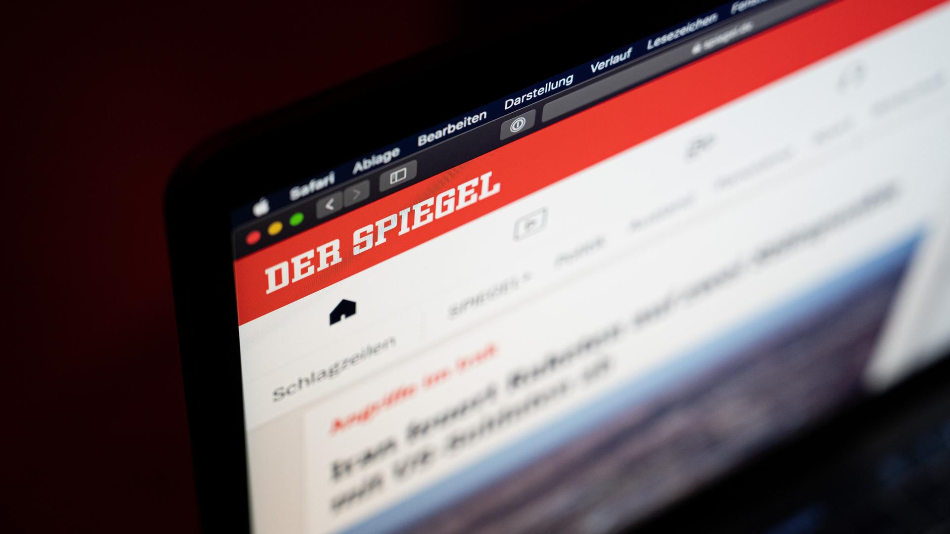 Die Internetseite des Nachrichtenmagazins "Der Spiegel" ist auf einem Laptop zu sehen. 