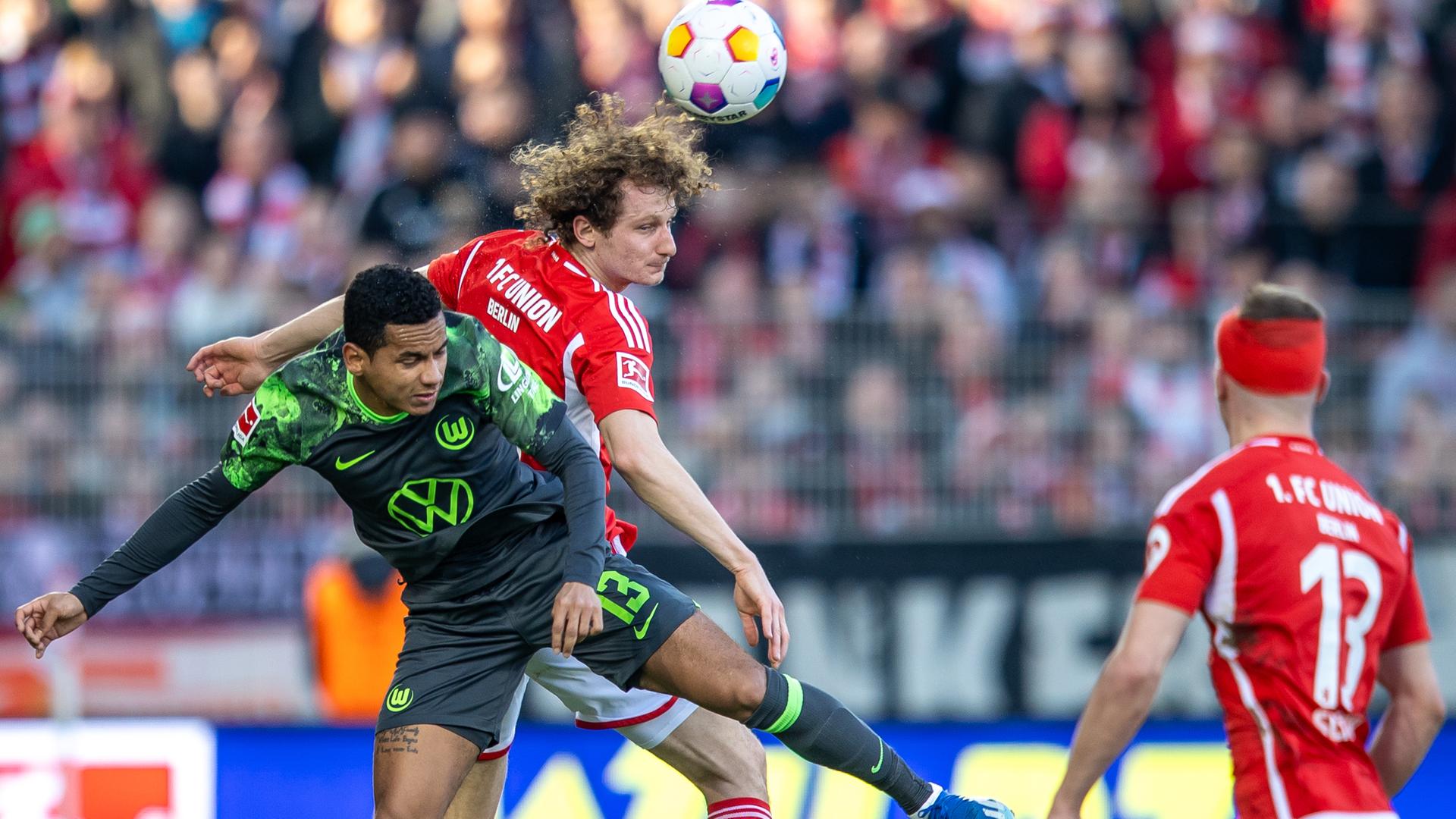 Bundesliga 1. FC Union Berlin - VfL Wolfsburg: Rogerio (l) von VfL Wolfsburg springt zum Ball gegen Berlins Alex Kral.
