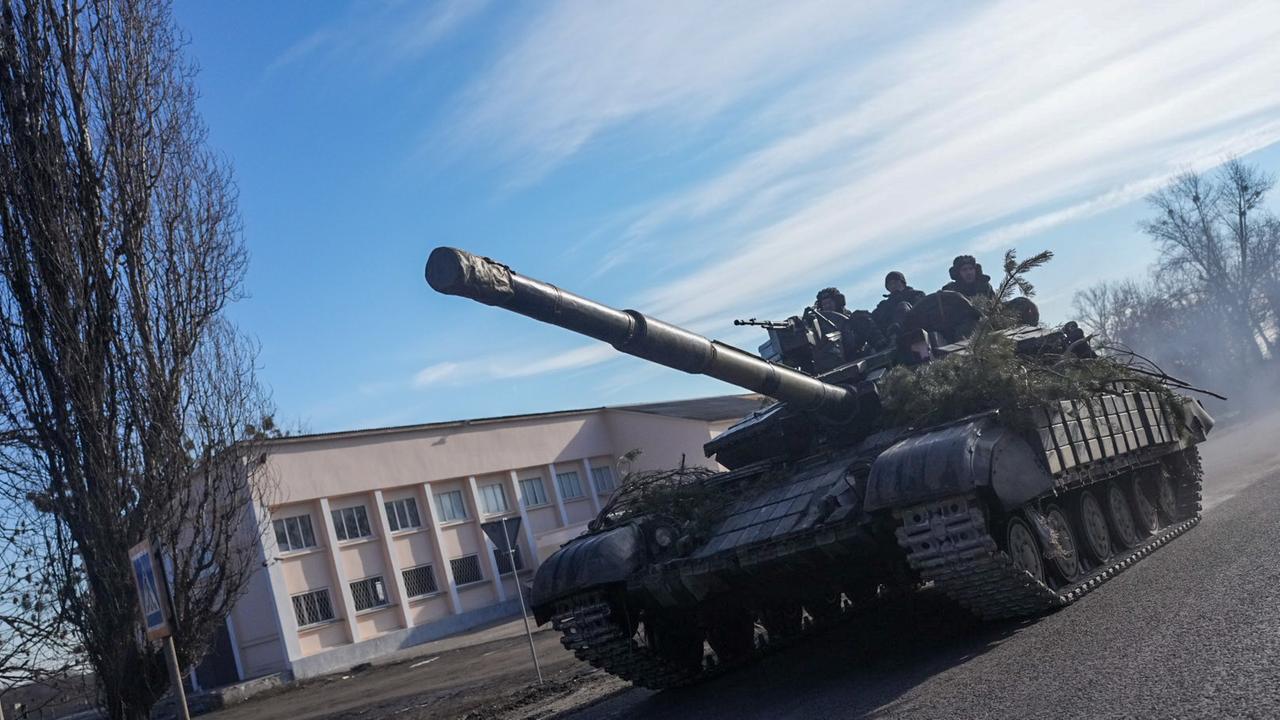 Ein ukrainischer Panzer zu Beginn des Krieges in der Nähe von Charkiv Ein ukrainischer Panzer zu Beginn des Krieges in der Nähe von Charkiv