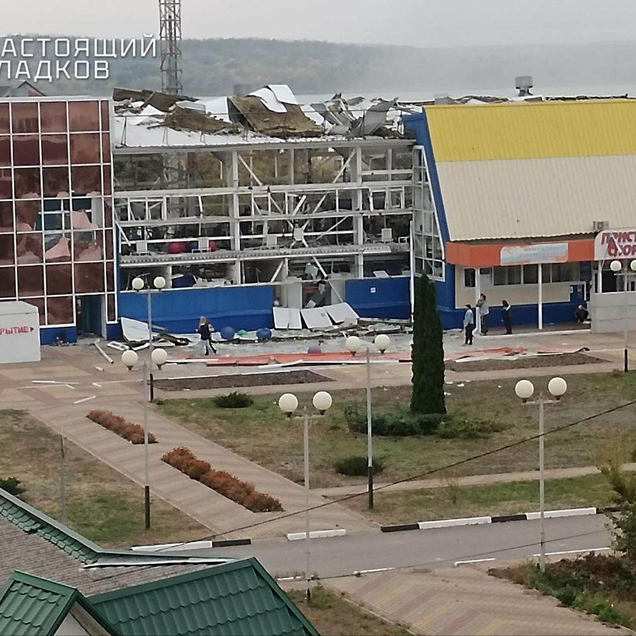 Ein zerstörtes Dach nach einem Raketenangriff im Dorf Maslowa Pristan im Bezirk Schebekinsky der Region Belgorod.