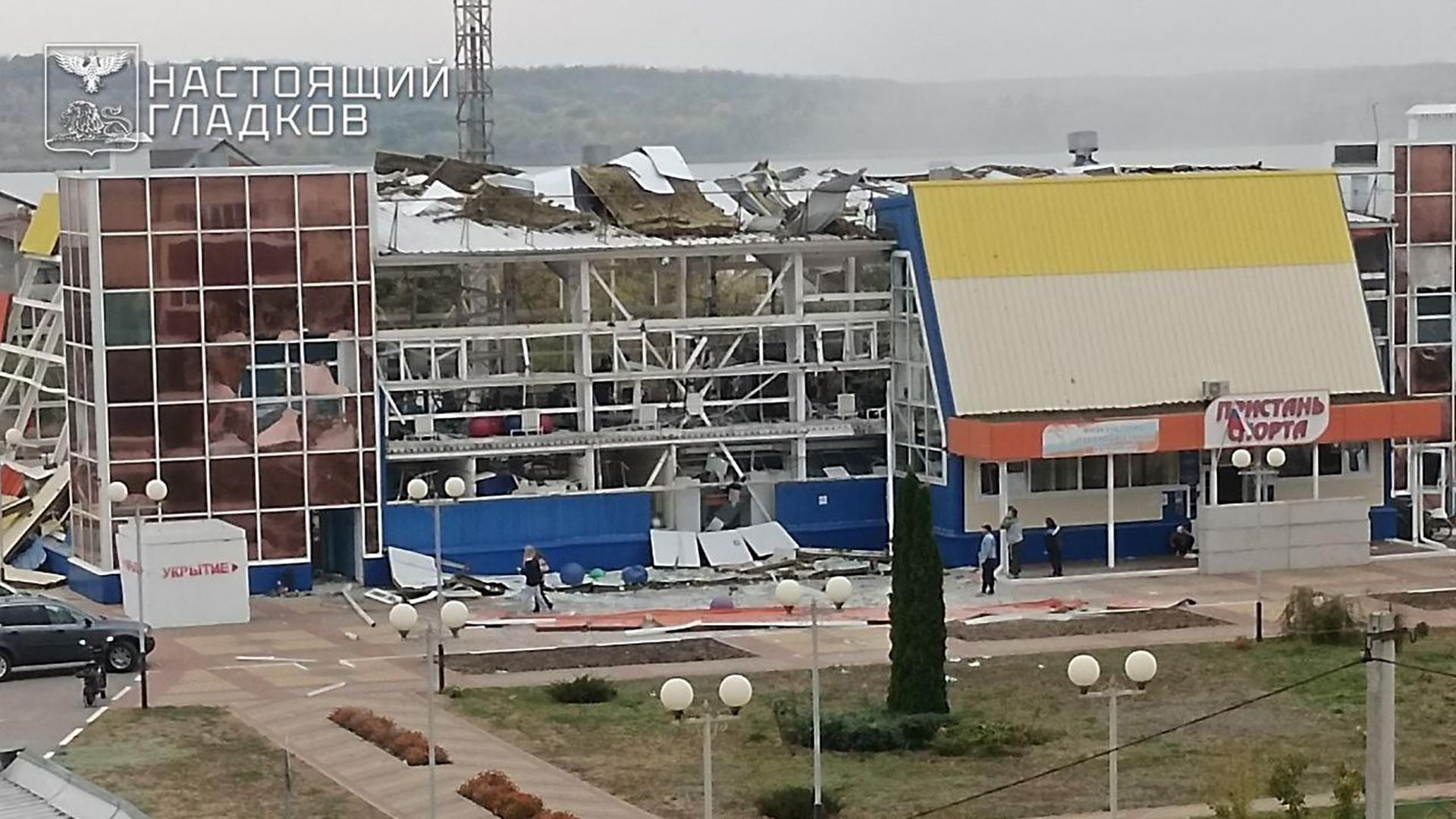 Ein zerstörtes Dach nach einem Raketenangriff im Dorf Maslowa Pristan im Bezirk Schebekinsky der Region Belgorod. Ein zerstörtes Dach nach einem Raketenangriff im Dorf Maslowa Pristan im Bezirk Schebekinsky der Region Belgorod.