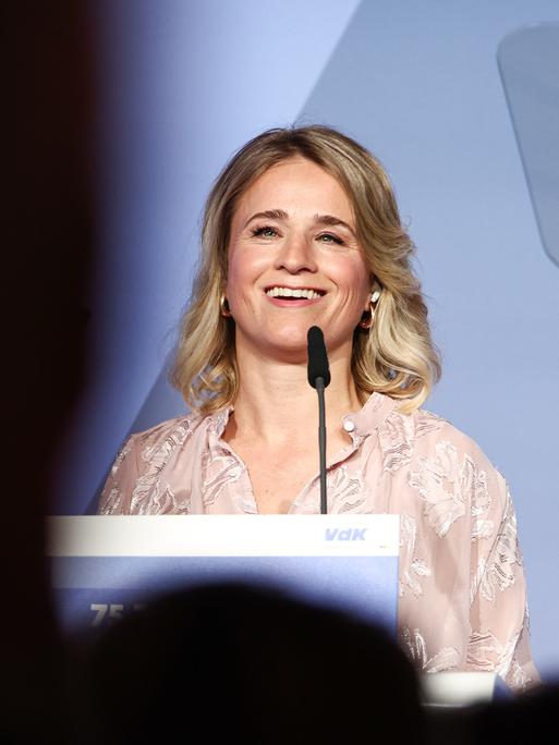 Verena Bentele, Präsidentin des VdK, spricht auf der Festveranstaltung des Sozialverband VdK Deutschland zum 75-jährigen Bestehen im Café «Moskau». Verena Bentele, Präsidentin des VdK, spricht auf der Festveranstaltung des Sozialverband VdK Deutschland zum 75-jährigen Bestehen im Café «Moskau».