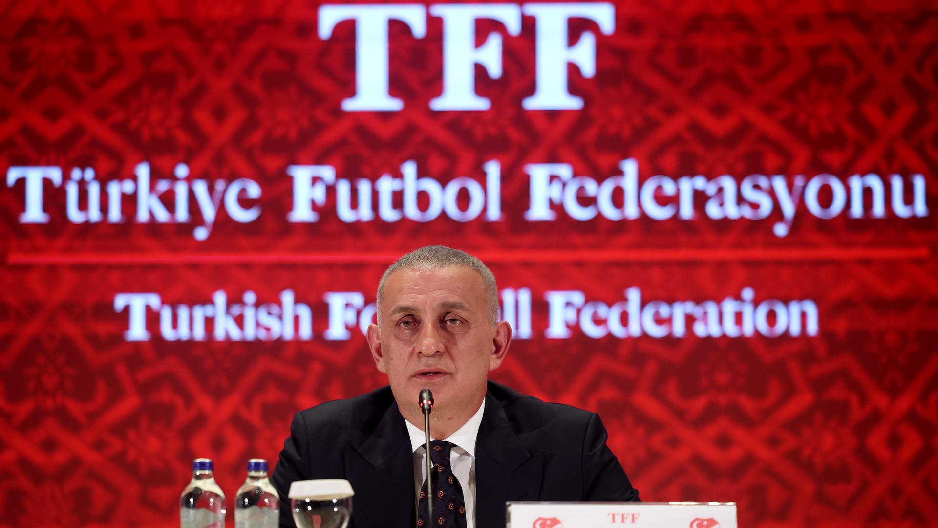 Ibrahim Haciosmanoglu, Präsident des Türkischen Fußballverbands, spricht während einer Pressekonferenz in Istanbul.