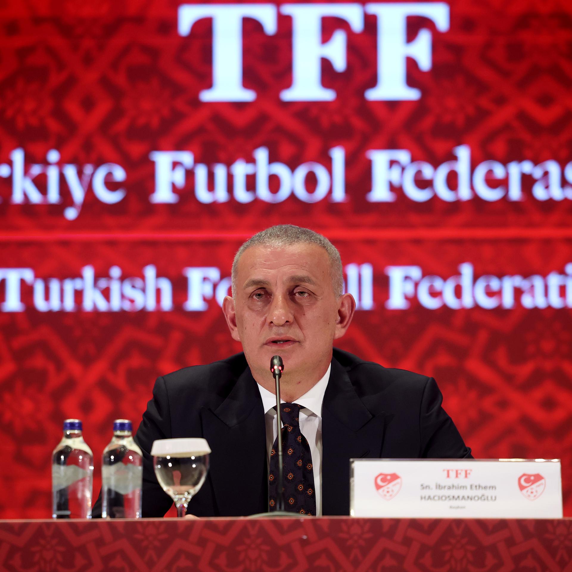 Ibrahim Haciosmanoglu, Präsident des Türkischen Fußballverbands,  spricht während einer Pressekonferenz in Istanbul.