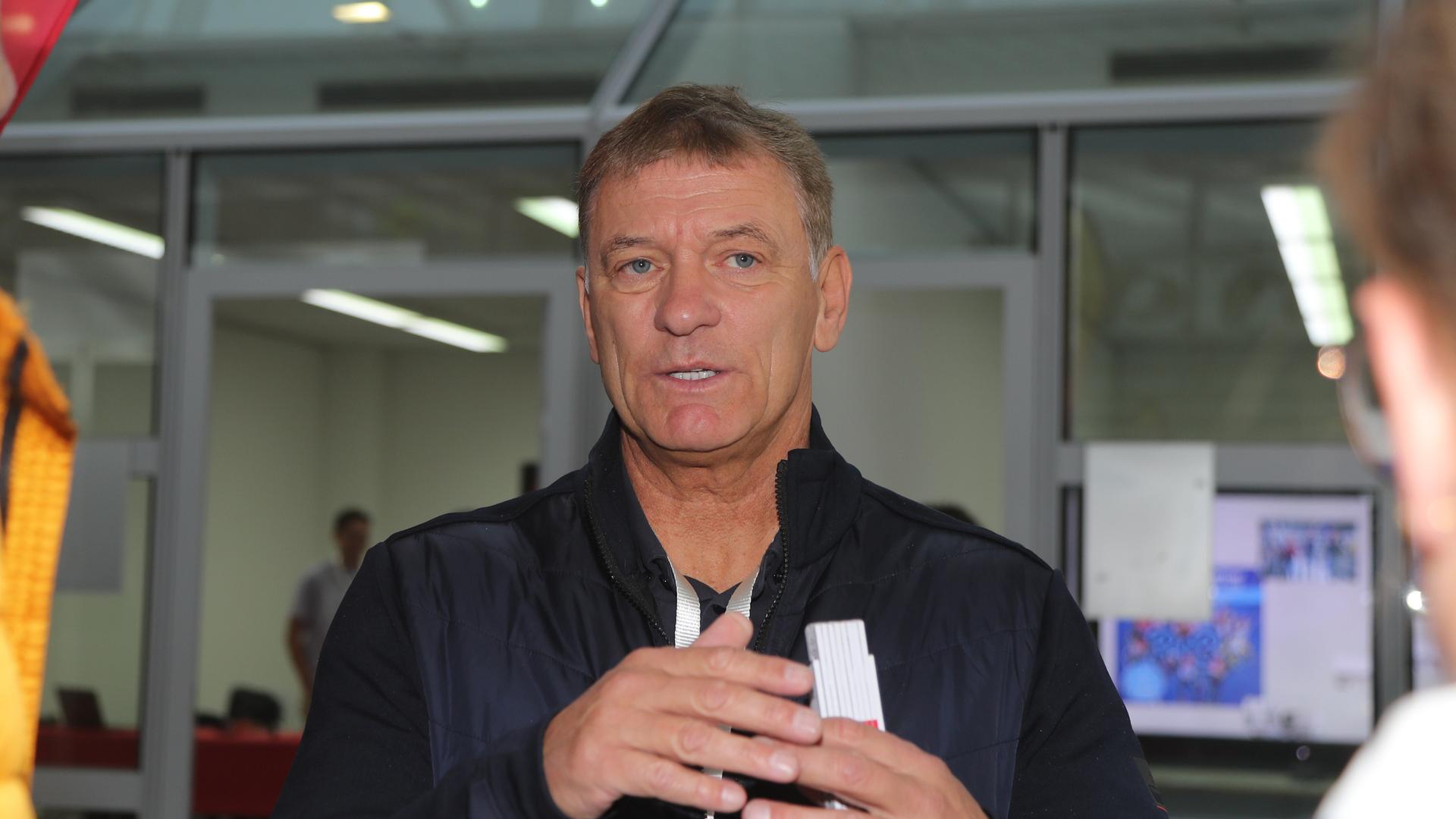 Wolfgang Maier, Sportdirektor des Deutschen Skiverbandes (DSV), gestikuliert bei der Einkleidung der DSV-Athletinnen und -Athleten.