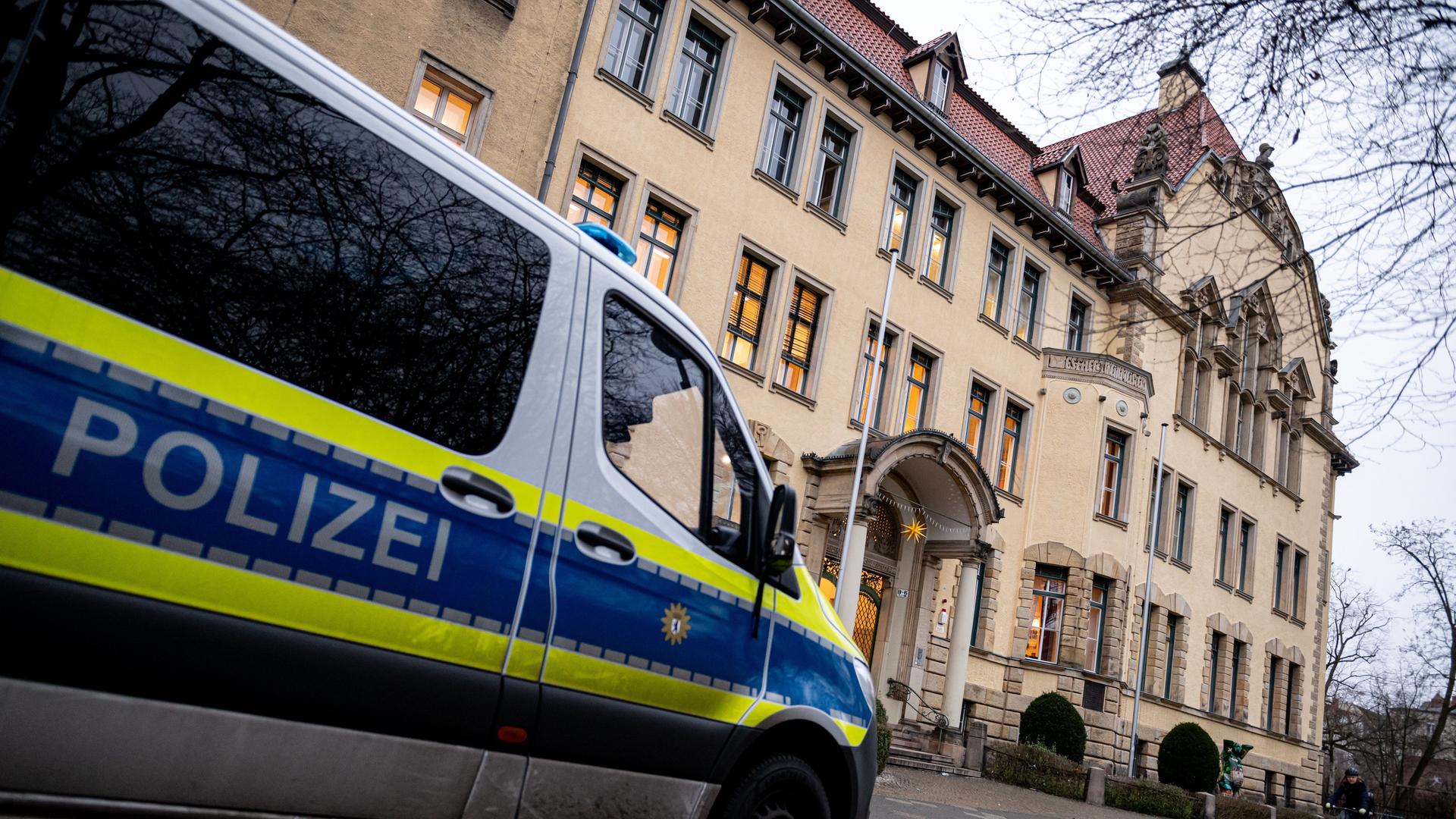 Ein Einsatzfahrzeug der Polizei steht vor der Friedrich-Bergius-Schule in Berlin-Friedenau.