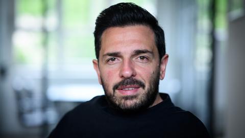 Porträt von Derviş Hizarci, Vorstandsvorsitzender der Kreuzberger Initiative gegen Antisemitismus (KIga) Porträt von Derviş Hizarci, Vorstandsvorsitzender der Kreuzberger Initiative gegen Antisemitismus (KIga)