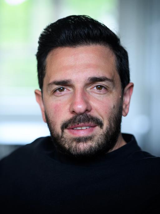 Porträt von Derviş Hizarci, Vorstandsvorsitzender der Kreuzberger Initiative gegen Antisemitismus (KIga)
