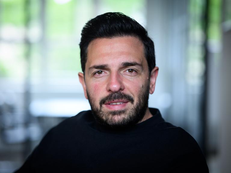 Porträt von Derviş Hizarci, Vorstandsvorsitzender der Kreuzberger Initiative gegen Antisemitismus (KIga)