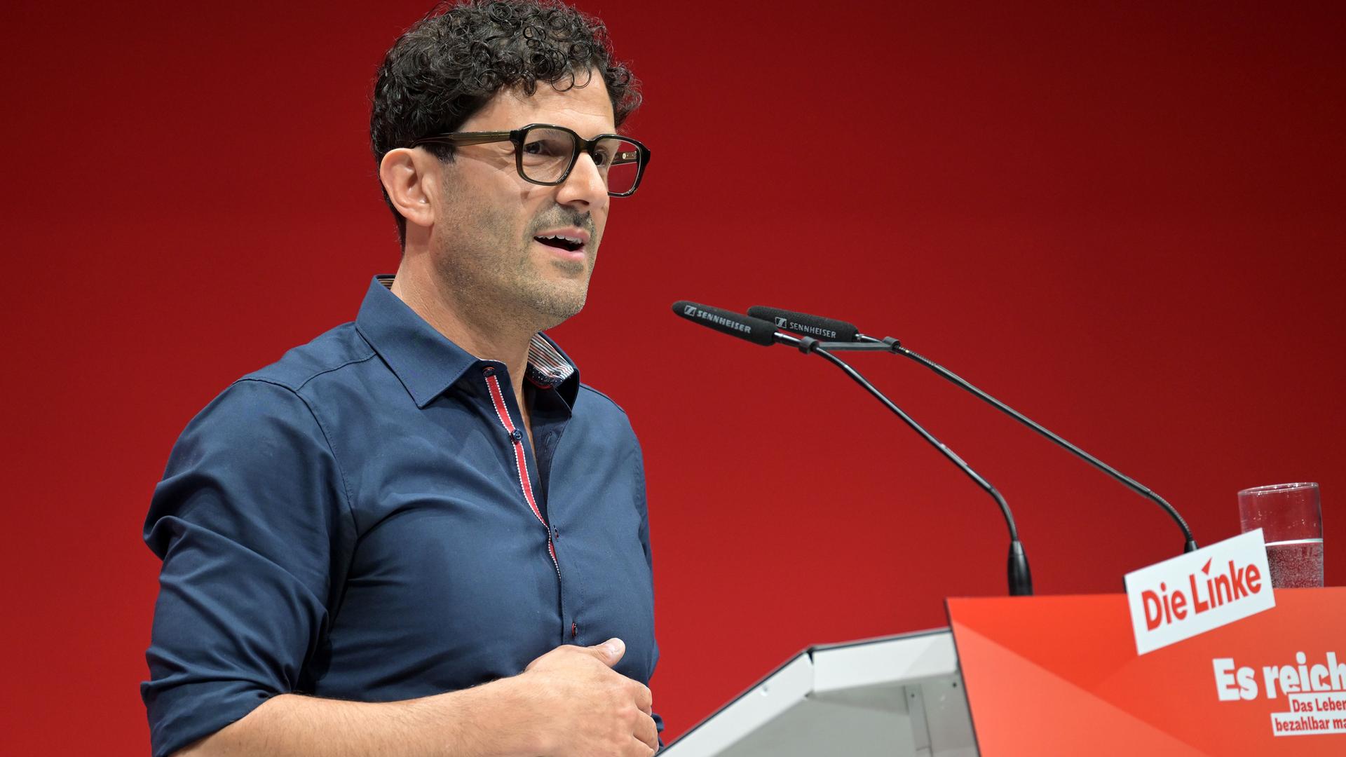 Luigi Pantisano, Vorsitzender der Partei Die Linke, bei seiner Antrittsrede während des Bundesparteitages. Luigi Pantisano, Vorsitzender der Partei Die Linke, bei seiner Antrittsrede während des Bundesparteitages.