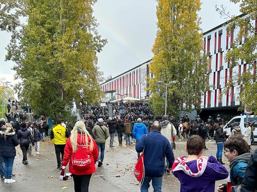 Polizeieinsatz vor dem Spiel VfB Stuttgart gegen Borussia Dortmund vor dem Stadion