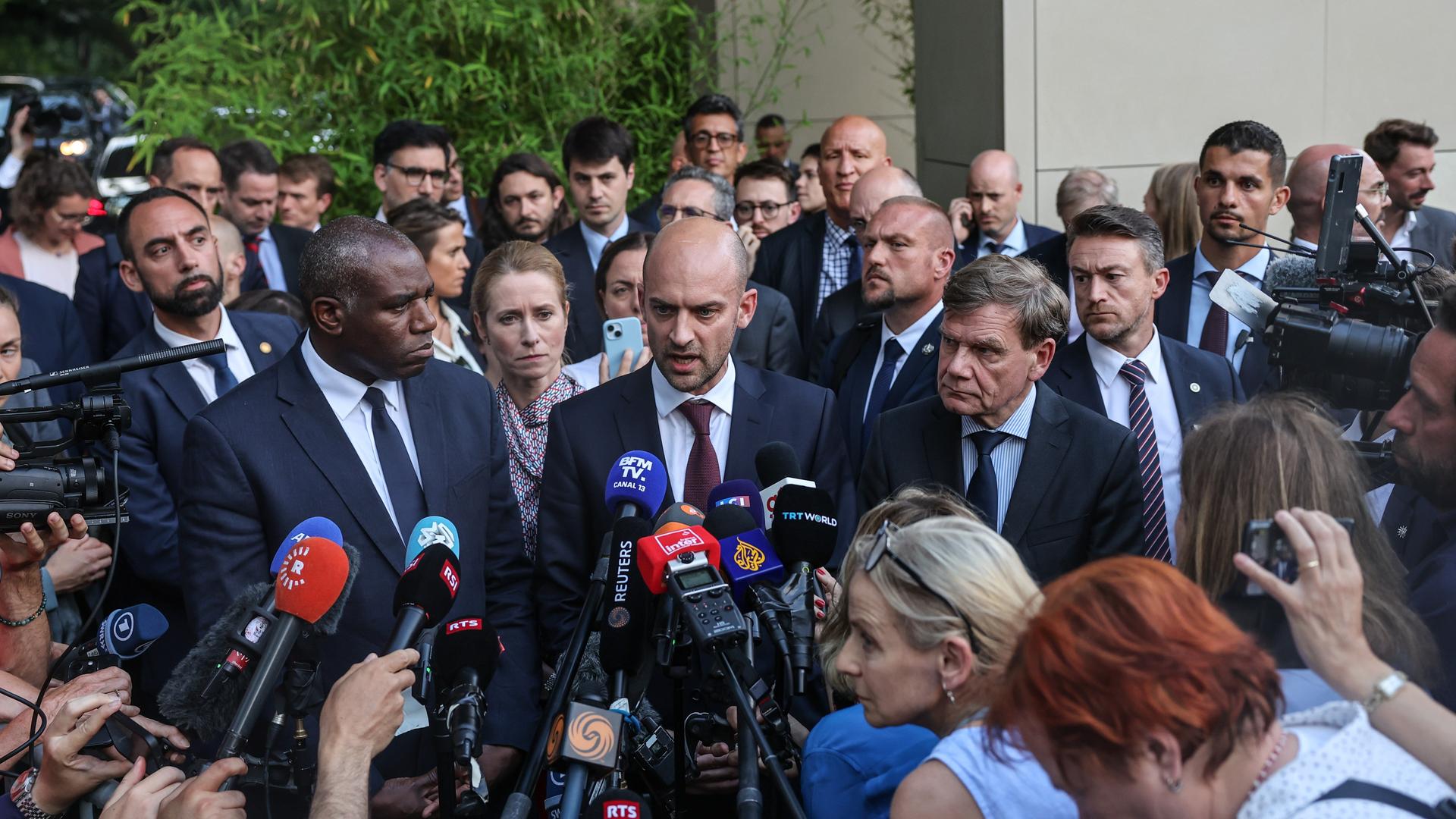 Die europäischen Außenminister geben vor einem Pulk von PressevertreterInnen eine Erklärung ab.