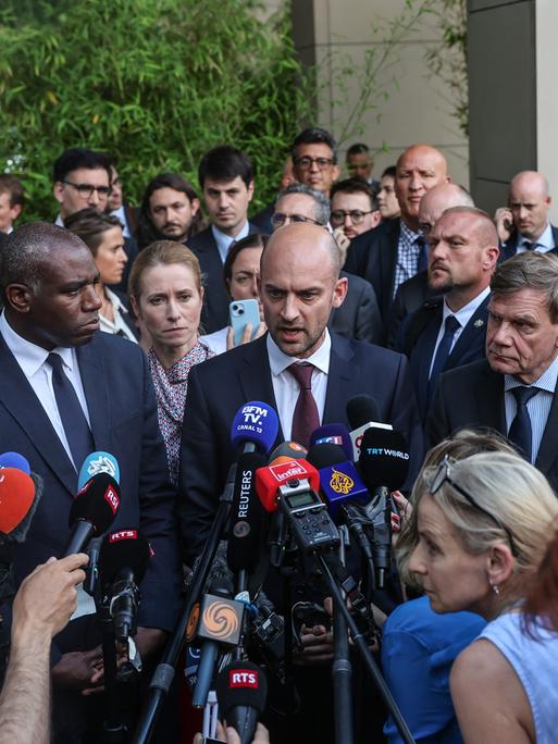 Die europäischen Außenminister geben vor einem Pulk von PressevertreterInnen eine Erklärung ab.