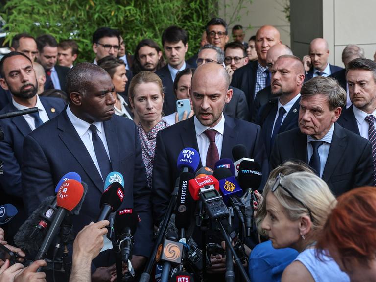 Die europäischen Außenminister geben vor einem Pulk von PressevertreterInnen eine Erklärung ab.
