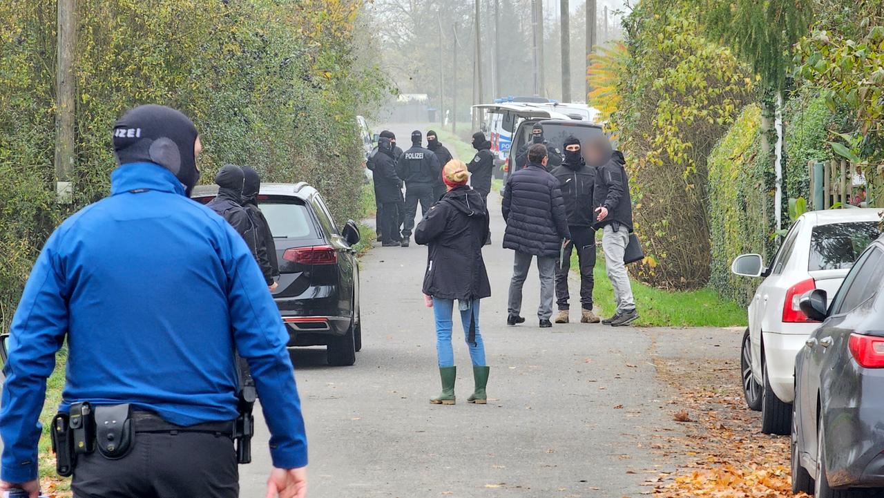 Beamte des Bundeskriminalamt (BKA) 2024 bei einer Razzia gegen eine mutmaßlich rechtsextremistische terroristische Vereinigung am Rande von Grimma.
