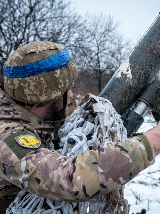 Ein ukrainischer Soldat bereitet einen Mörser vor, bevor er ein Ziel in Richtung Bakhmut abschießt.