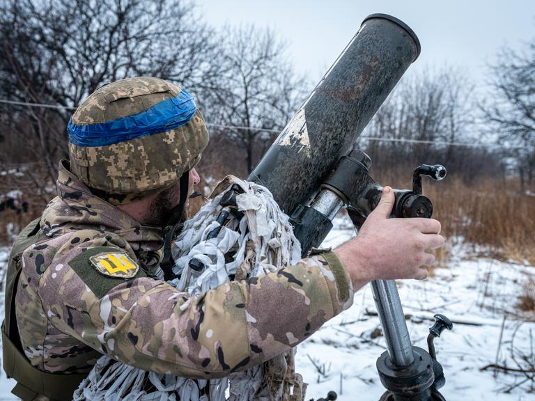 Ein ukrainischer Soldat bereitet einen Mörser vor, bevor er ein Ziel in Richtung Bakhmut abschießt.