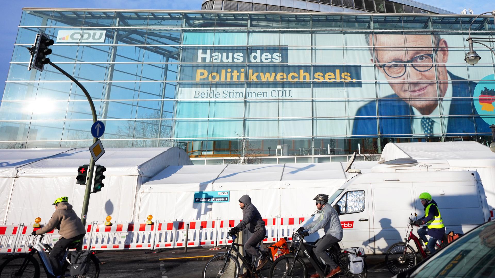 Das Konterfei des CDU-Bundesvorsitzenden Merz ist an der Fassade des Konrad-Adenauer-Hauses zu sehen.