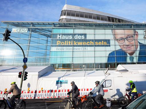 Das Konterfei des CDU-Bundesvorsitzenden Merz ist an der Fassade des Konrad-Adenauer-Hauses zu sehen.