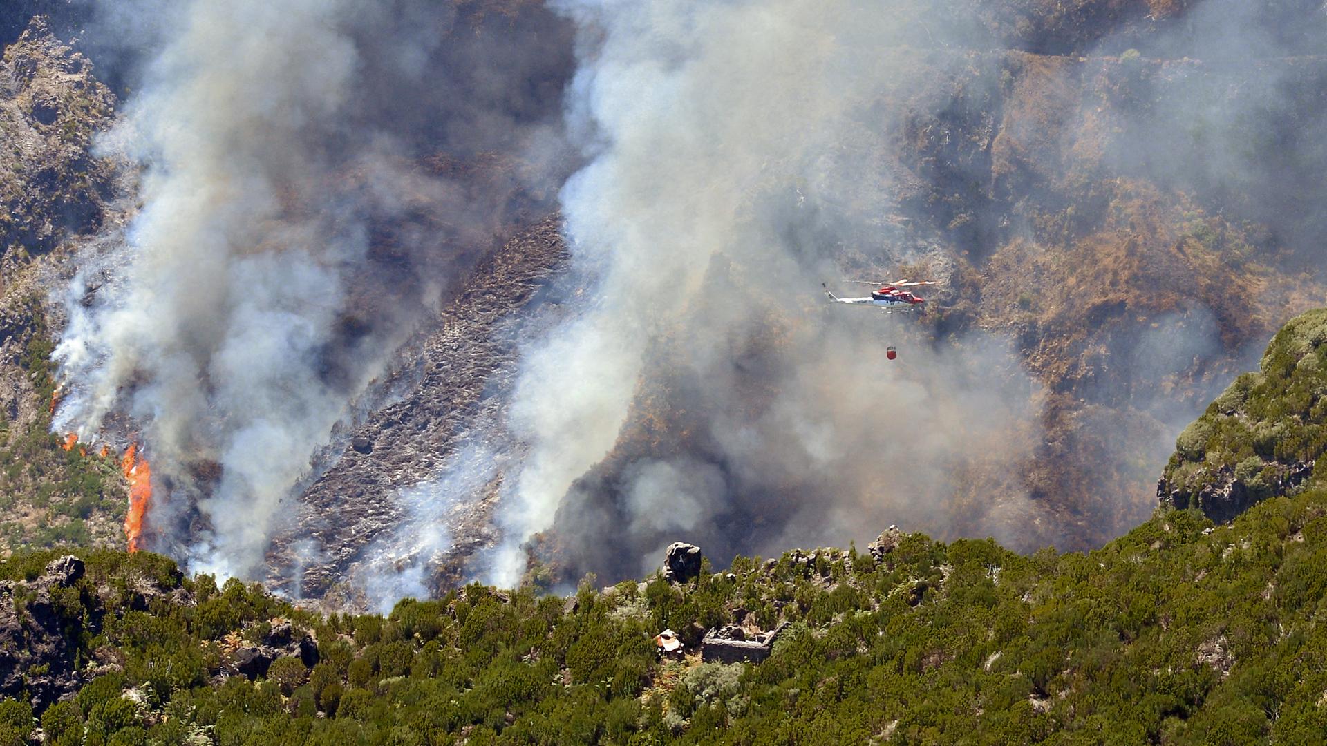 Ein Lösch-Hubschrauber auf Madeira ist im Einsatz gegen einen Waldbrand auf der portugiesischen Insel.