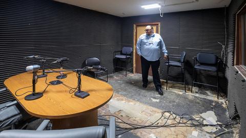 Der Senderchef Oitancan Mani Zephier steht in einem Tonstudio, dessen Boden dringend repariert werden muss.